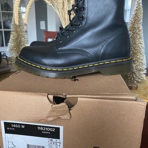 Dr. Martens 1460 Women’s Smooth Leather Eyelet boot size 9